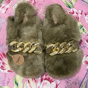 BNWT Luxurious Gabor Olive Faux Fur with Gold Chain for indoor and outdoor.